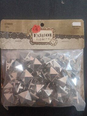 100pcs 10mm Silver Square Pyramid Prong Studs DIY PUNK METAL CRAFTING